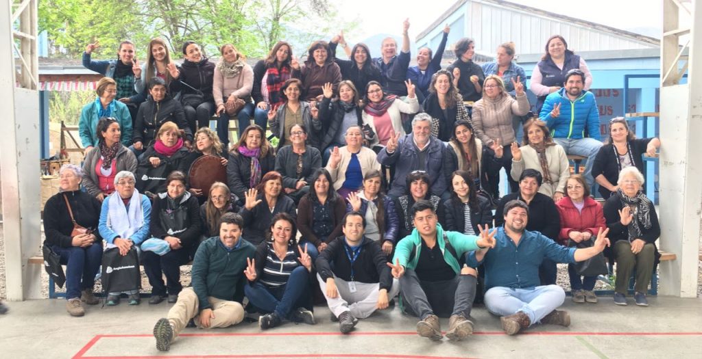 Usuarios, autoridades locales, representantes de las instituciones que colaboran y las talleristas en Escuela El Cobre-La Colonia de Catemu, durante el lanzamiento del ciclo 2018 del programa.