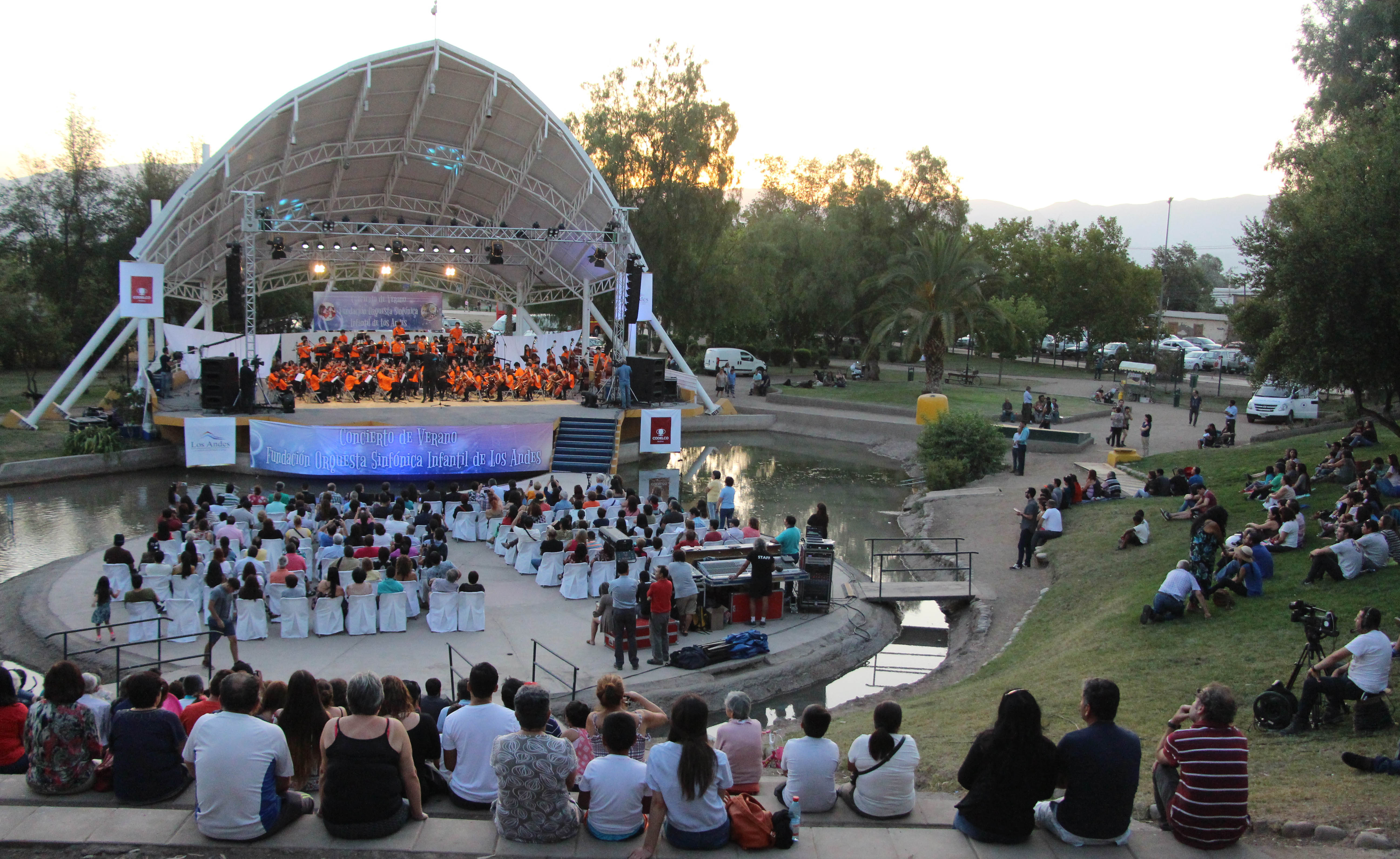 Exhibición de películas familiares en el anfiteatro del Parque Urbano