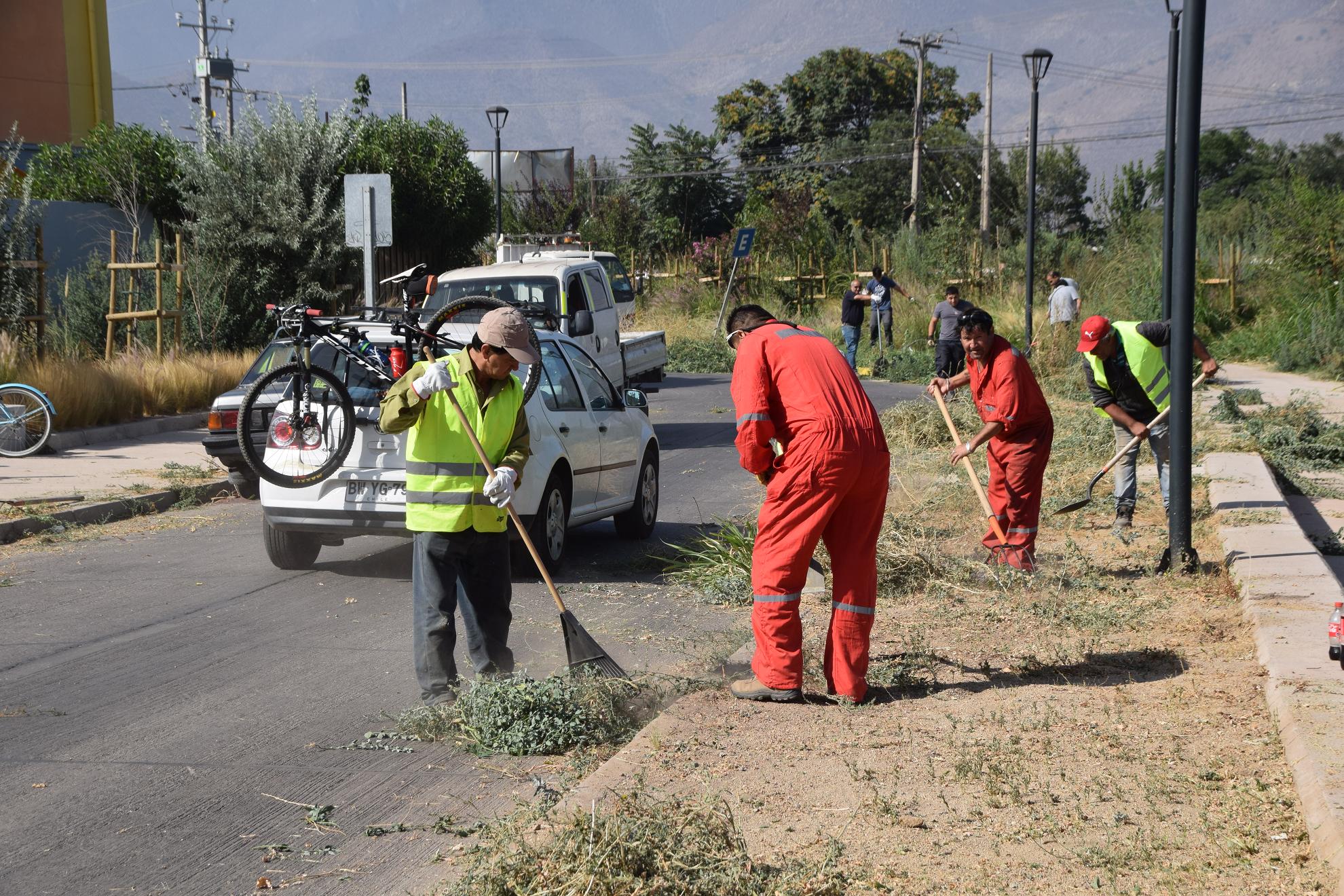 Realizaron operativo de limpieza y desmalezamiento en la villa Las Acacias