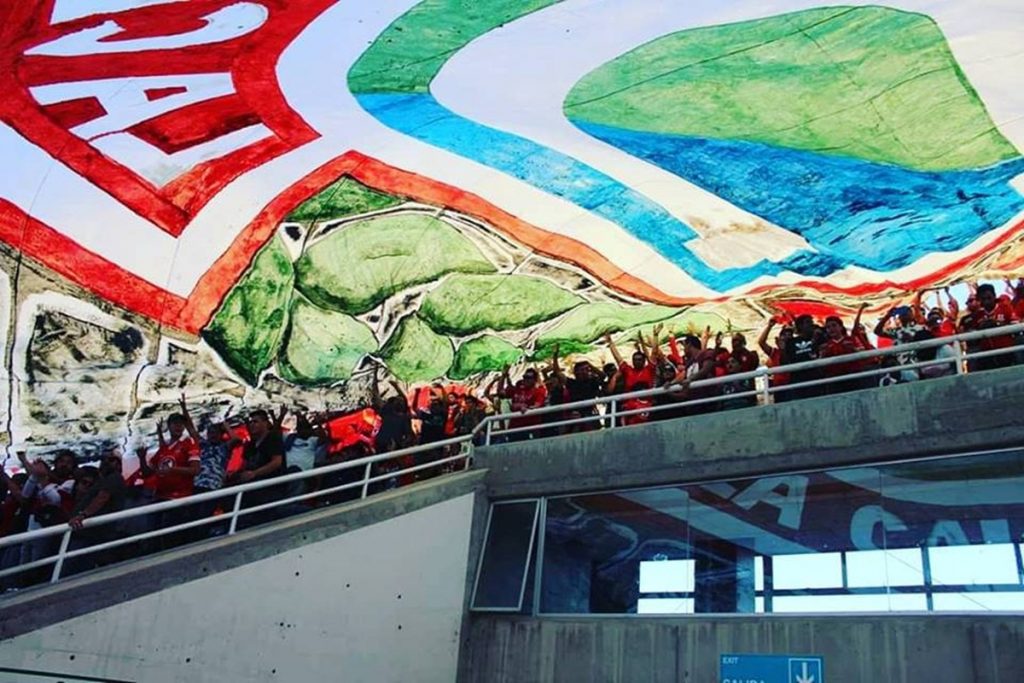 Hinchas alentando a Unión La Calera