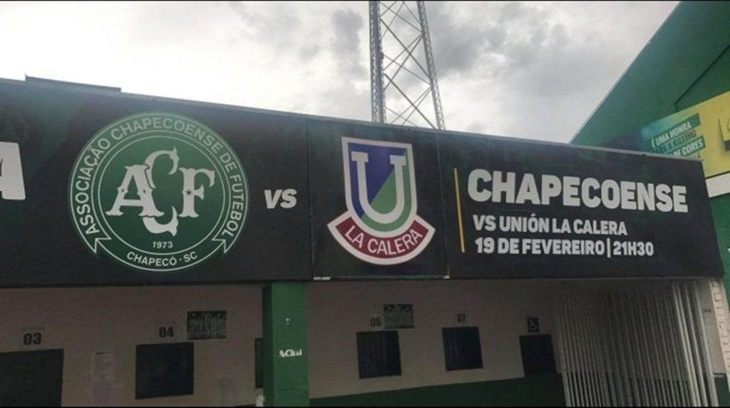 Chapecoense utilizó la tradicional insignia de Unión La Calera en su estadio