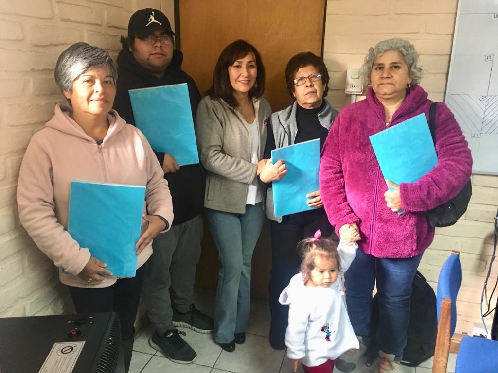 Sopraval ha entregado las Bases del Fondo Concursable en varias organizaciones de La Calera y Nogales. En la imagen, junto a dirigentes de Nogales.