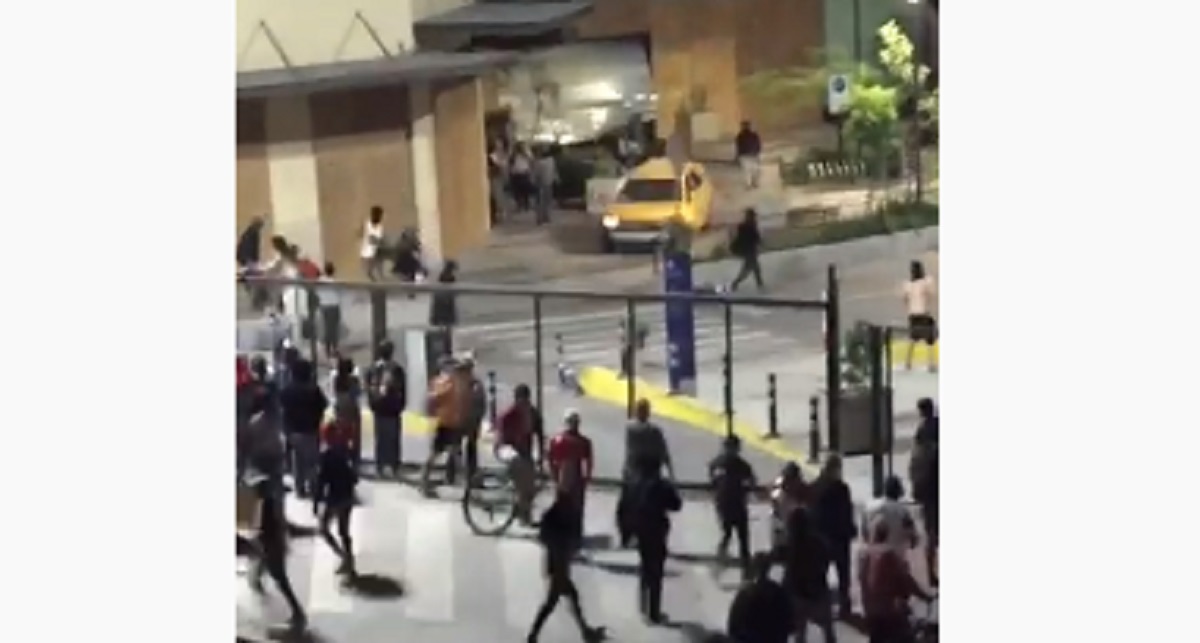 [VIDEO] Hasta un auto cargado salió desde el interior del Mall de La