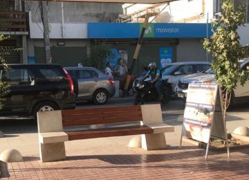 Banda armada robó más de veinte millones Pesos en celulares desde Movistar de La Calera Informe de Un nuevo asalto a una compañía telefónica tuvo como escenario el centro de La Calera donde una banda de cuatro personas, que se movilizaban en un automóvil, ingresaron hasta la sucursal de esta ciudad, ubicada en pleno centro, desde donde sustrajeron una gran cantidad de celulares, para luego huir en dirección desconocida. El robo con intimidación con armas de fuego, ocurrió alrededor de las 17 horas de ayer miércoles, cuando la sucursal de la empresa telefónica, ubicada en calle Prat, se mantenía abierta al público, con varias medidas de seguridad y hasta con un guardia que controlaba el ingreso. Los sujetos, con el rostro descubierto, bajaron del vehículo, llevando bolsos y mochilas y entraron al local, golpeando al guardia y amenazando a las personas que estaban en el interior de la sucursal, desde donde sustrajeron teléfonos de diversos tipos y marcas por un valor estimado inicialmente en unos 20 millones de pesos. Los ladrones se retiraron sin mayores problemas, entre los transeúntes que a esa hora caminaban por el frente del local comercial y guardaron los bolsos con teléfonos celulares en el automóvil, para huir con destino al poniente por la calle Prat. El modo de operar y la audacia de los asaltantes, que hicieron una acción cronométricamente planificada, es prácticamente igual a un asalto ocurrido hace unas semanas en el local de la sucursal de la empresa telefónica Entel, que se ubica enfrente de Movistar, la sucursal asaltada ayer. El guardia lesionado se recupera. Hasta el cierre de esta nota, no había indicios de los ladrones, pese a que se tomaron una serie de medidas policiales para dar con los asaltantes. Entretanto el Servicio de Investigación Policial de Carabineros tiene la investigación de este nuevo asalto en el centro de La Calera.