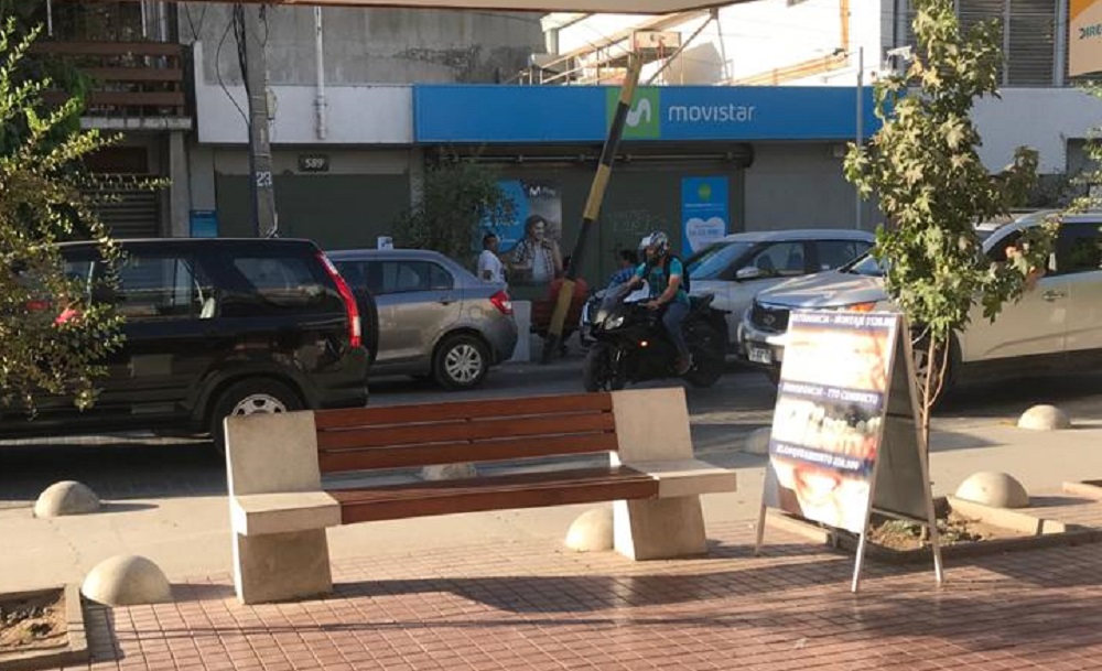 Banda armada robó más de veinte millones Pesos en celulares desde Movistar de La Calera Informe de Un nuevo asalto a una compañía telefónica tuvo como escenario el centro de La Calera donde una banda de cuatro personas, que se movilizaban en un automóvil, ingresaron hasta la sucursal de esta ciudad, ubicada en pleno centro, desde donde sustrajeron una gran cantidad de celulares, para luego huir en dirección desconocida. El robo con intimidación con armas de fuego, ocurrió alrededor de las 17 horas de ayer miércoles, cuando la sucursal de la empresa telefónica, ubicada en calle Prat, se mantenía abierta al público, con varias medidas de seguridad y hasta con un guardia que controlaba el ingreso. Los sujetos, con el rostro descubierto, bajaron del vehículo, llevando bolsos y mochilas y entraron al local, golpeando al guardia y amenazando a las personas que estaban en el interior de la sucursal, desde donde sustrajeron teléfonos de diversos tipos y marcas por un valor estimado inicialmente en unos 20 millones de pesos. Los ladrones se retiraron sin mayores problemas, entre los transeúntes que a esa hora caminaban por el frente del local comercial y guardaron los bolsos con teléfonos celulares en el automóvil, para huir con destino al poniente por la calle Prat. El modo de operar y la audacia de los asaltantes, que hicieron una acción cronométricamente planificada, es prácticamente igual a un asalto ocurrido hace unas semanas en el local de la sucursal de la empresa telefónica Entel, que se ubica enfrente de Movistar, la sucursal asaltada ayer. El guardia lesionado se recupera. Hasta el cierre de esta nota, no había indicios de los ladrones, pese a que se tomaron una serie de medidas policiales para dar con los asaltantes. Entretanto el Servicio de Investigación Policial de Carabineros tiene la investigación de este nuevo asalto en el centro de La Calera.