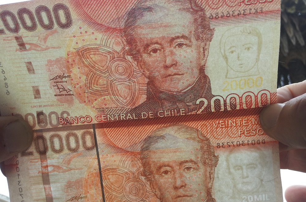 Denuncian a una pareja que paga con billetes falsos de 10 y 20 mil