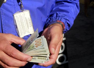 fajo de billetes dolares quillota