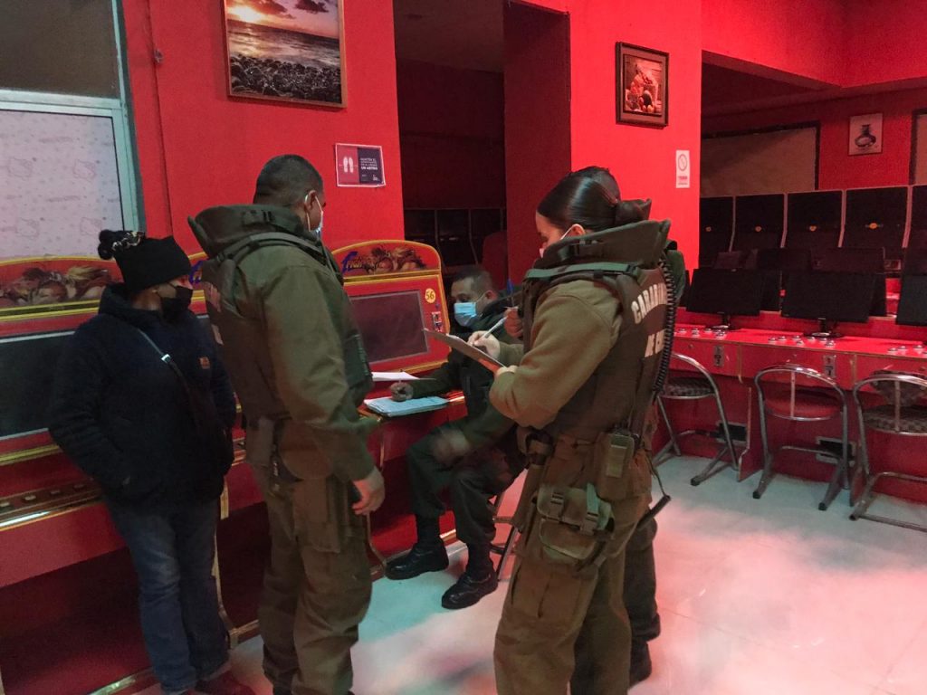 carabineros en local de juegos funcionando ilegalmente en quillota