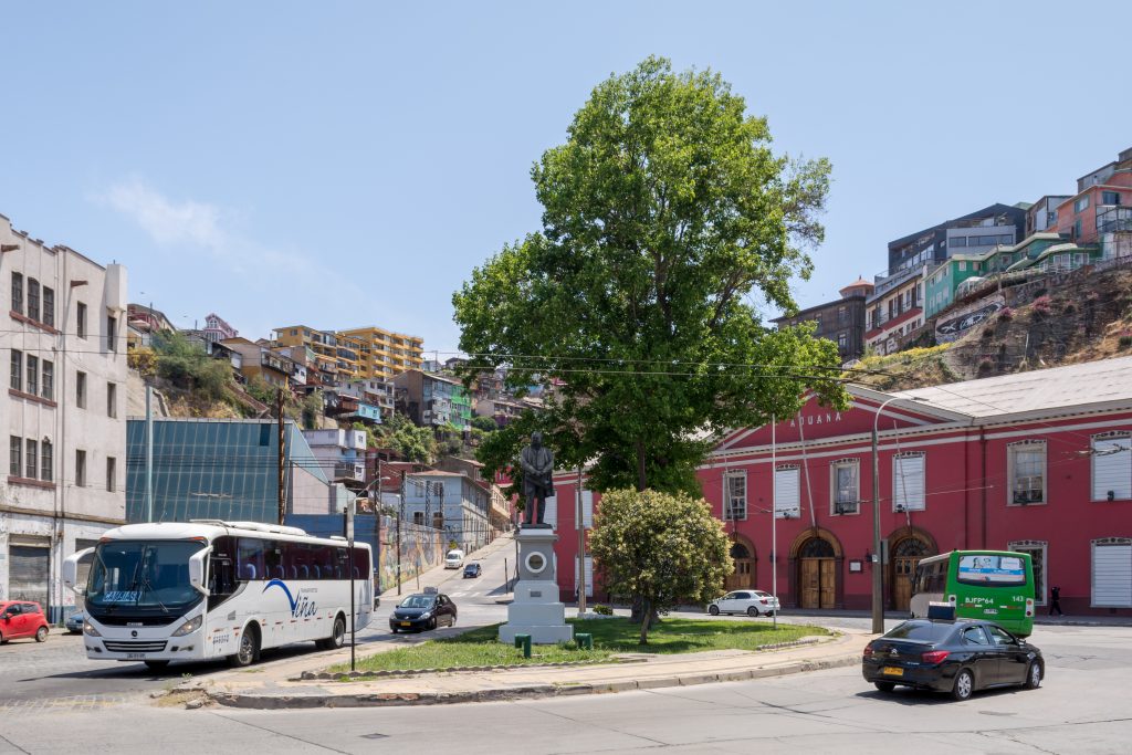 "Plaza Wheelwright, Valparaíso, Región de Valparaíso, Chile", por Carlos Figueroa licencia bajo CC BY-SA 4.0.