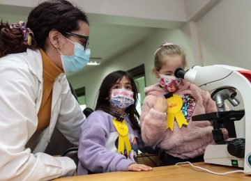 niños aprenden ciencias