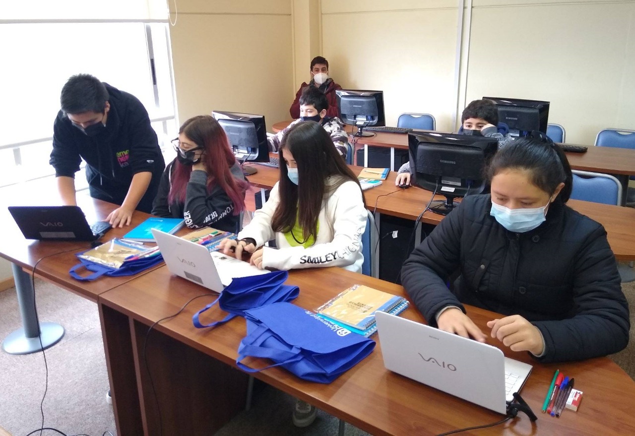 escolares aprenden en la upla