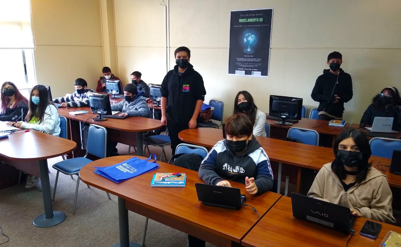 escolares aprenden en la UPLA