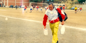 "Viejo Fredes" como utilero en un club deportivo de fútbol.