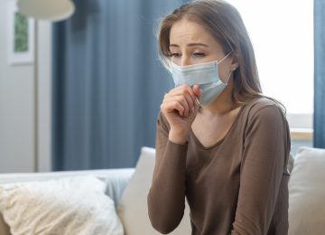 virus de invierno mujer con mascarilla tosiendo