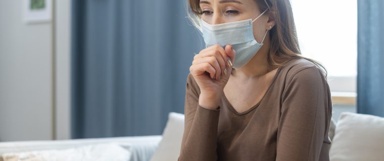 virus de invierno mujer con mascarilla tosiendo