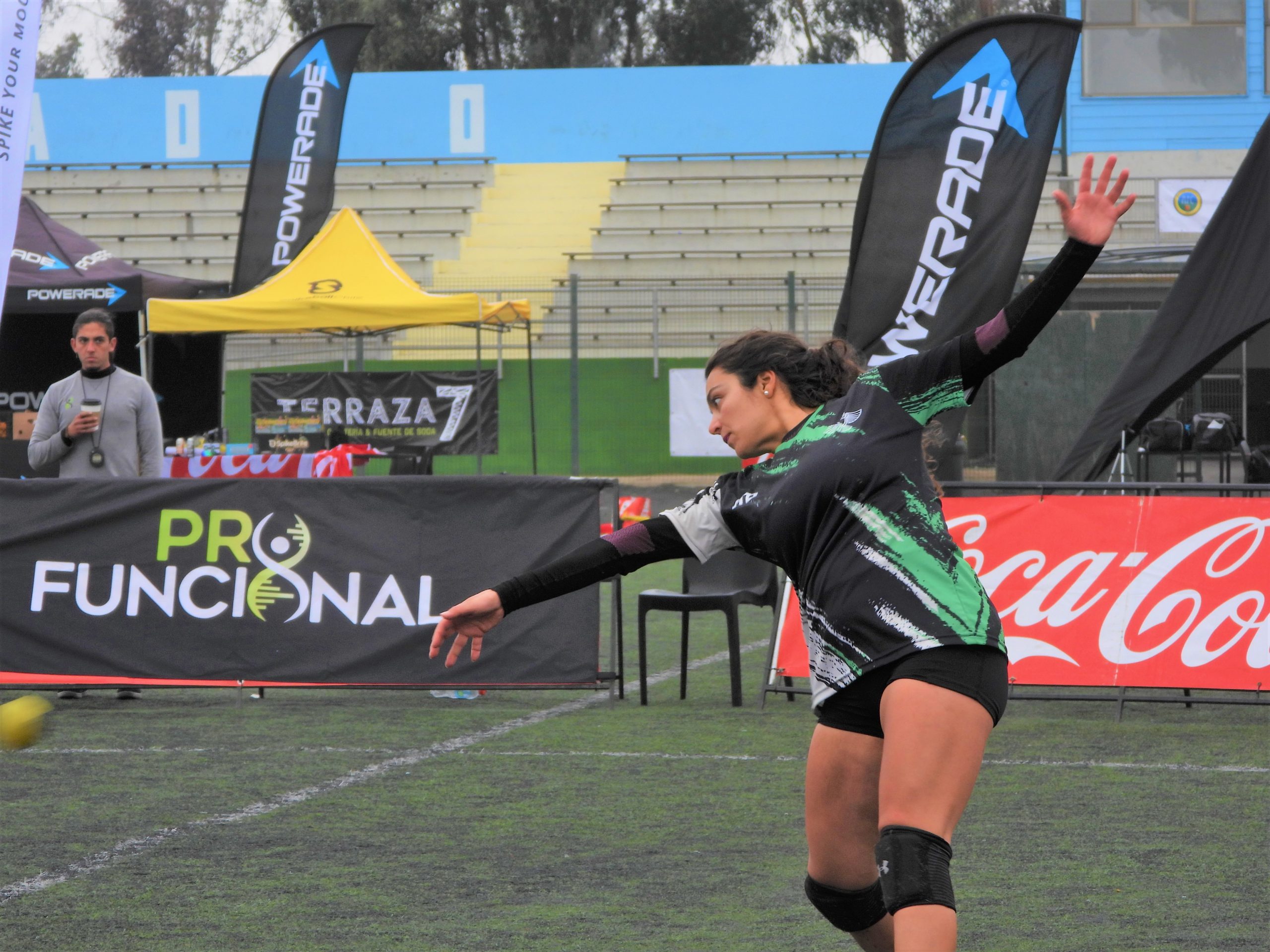 Valeria Ripoll jugando roundnet