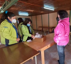 Una usuaria recibe sus medicamentos del programa "Farmacia en tu barrio".