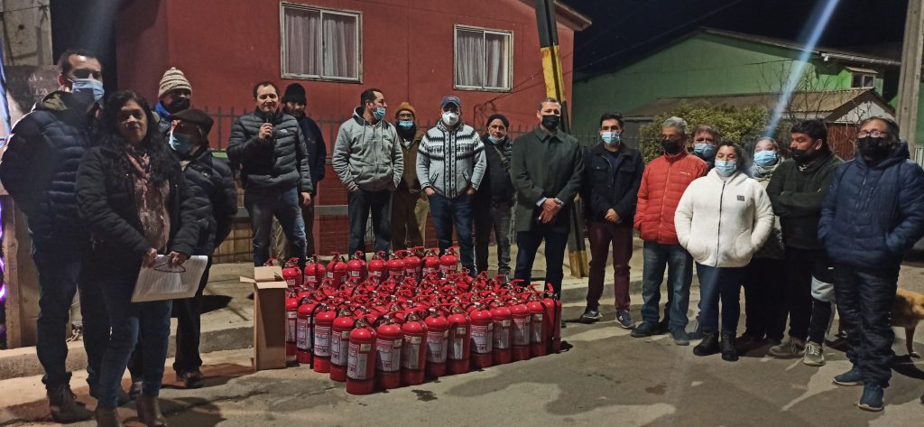 fondos comunitarios colbún San Pedro - vecinos con extintores para cada familia