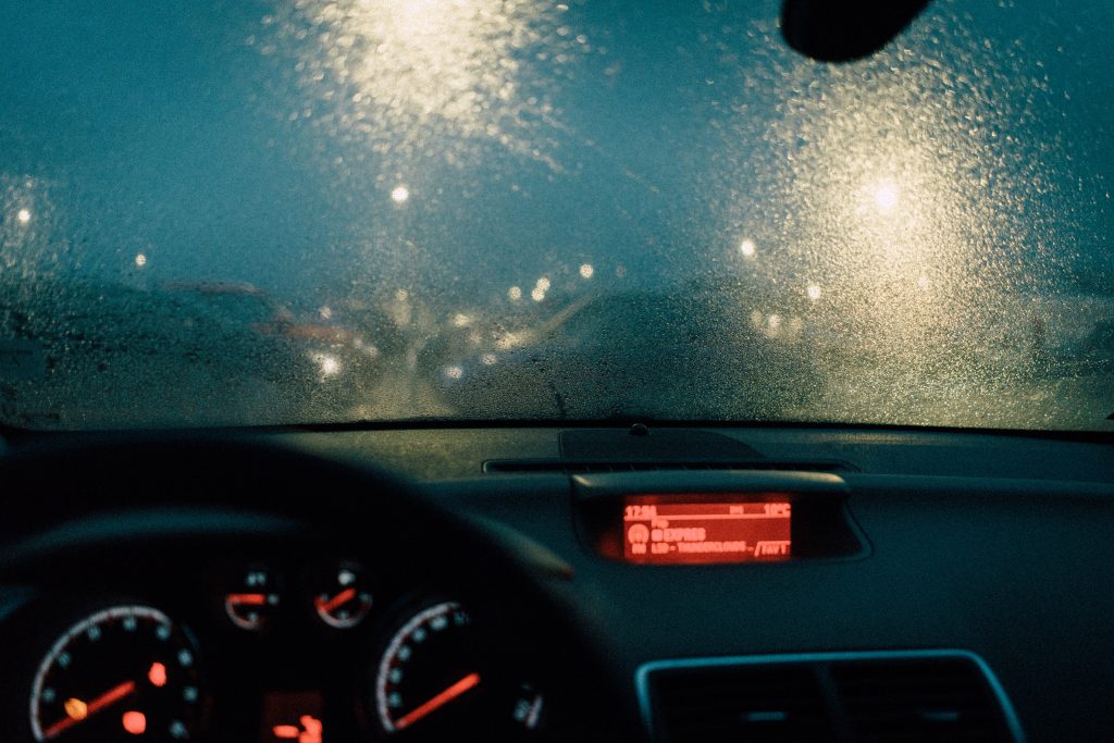 manejar con lluvia conducción segura auto por dentro