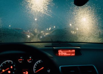 manejar con lluvia conducción segura auto por dentro