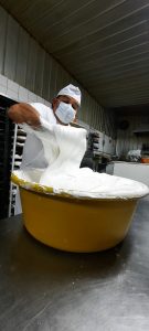 Preparando el merengue para la palita más grande del mundo en La Ligua
