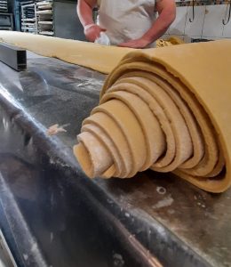 cubriendo con merengue la palita más grande de chile en la ligua