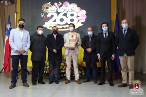 josé huerta recibe el premio de la Municipalidad de La Ligua por el restorán Santa Teresita