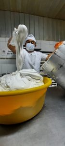 preparando el merengue de la palita más grande del mundo en la ligua