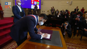 presidente gabriel boric firma proyecto de constitución