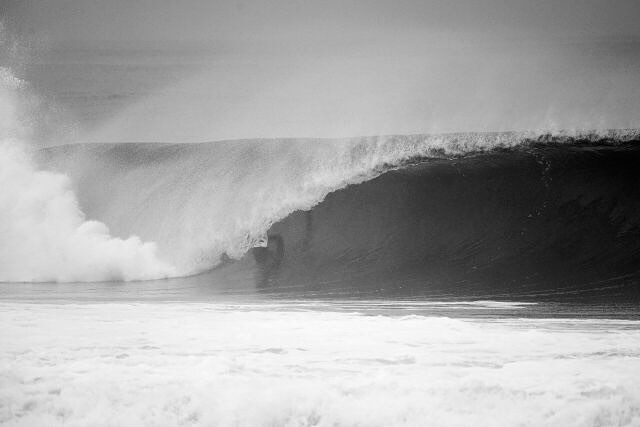 Diego Medina surfeando en Pichicuy.