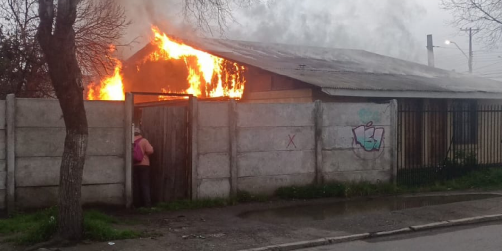 Incendio afectó a sede vecinal de la población Said de Quillota este 11 de agosto de 2022