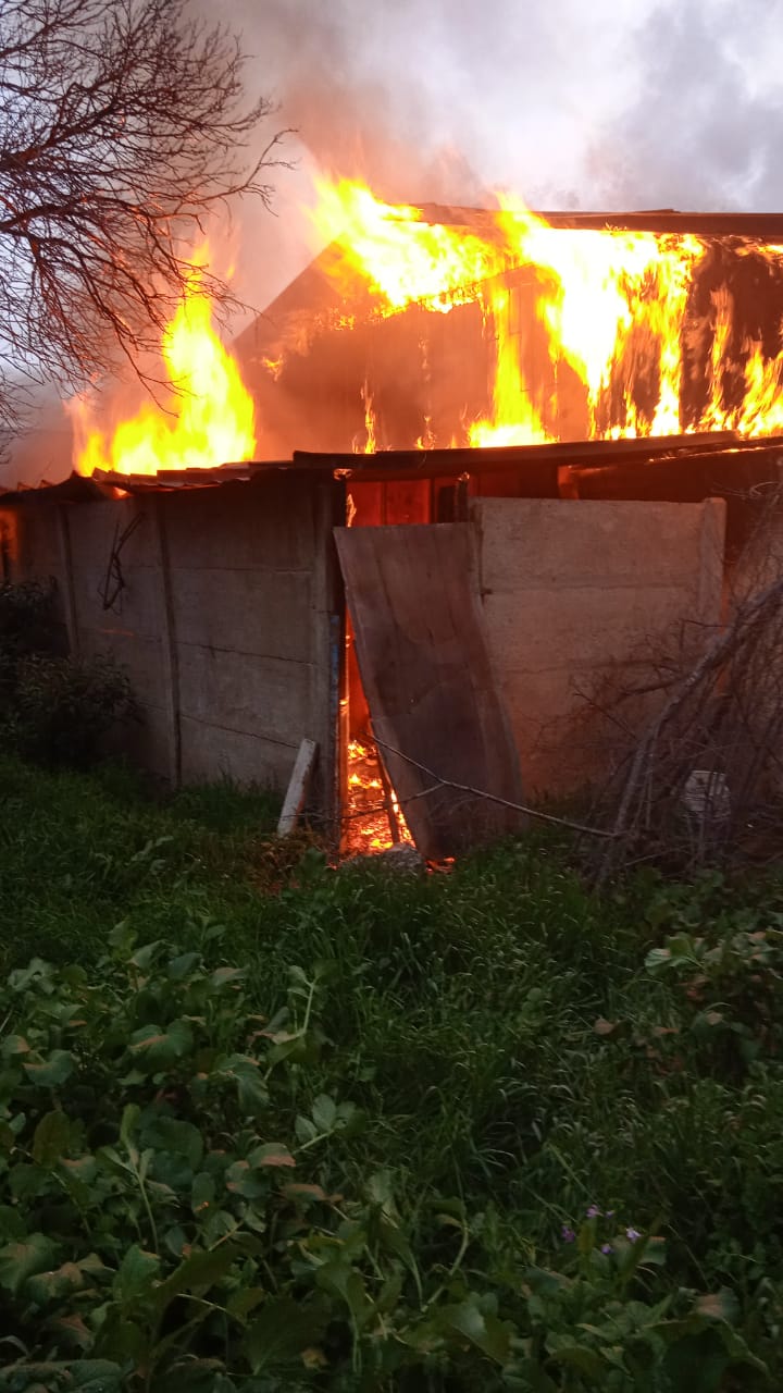 Incendio estructural que afectó a sede vecinal de la población Said de Quillota