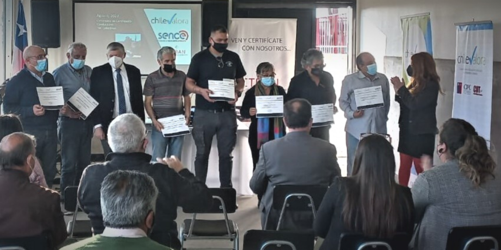 Quilpué: 72 conductores de taxis colectivos reciben certificación de ChileValora