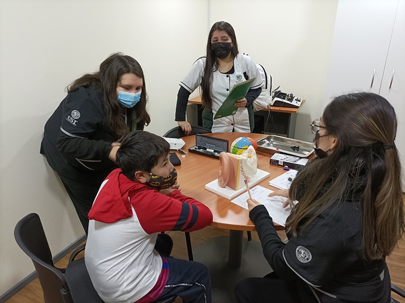 En la Universidad Santo Tomás Viña evalúan a niños de Escuelas de Fútbol Populares de Valparaíso