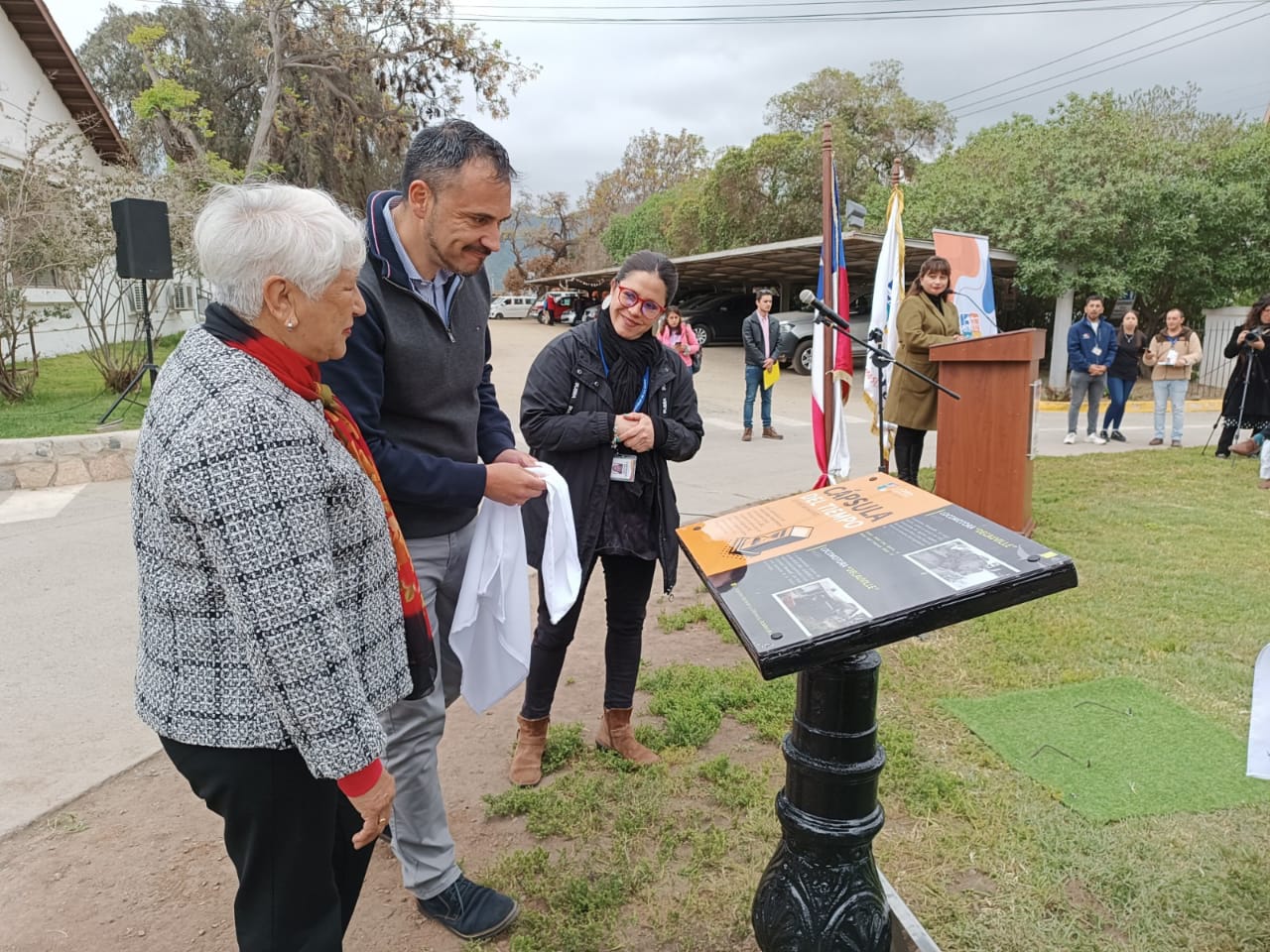 En La Calera instalan cápsula del tiempo por el Mes de las personas mayores 