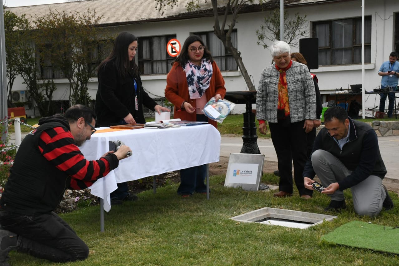 En La Calera instalan cápsula del tiempo por el Mes de las personas mayores 