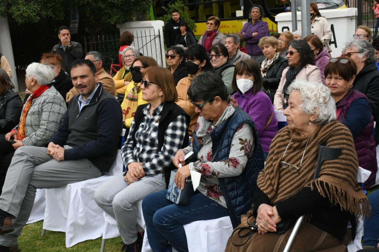 En La Calera instalan cápsula del tiempo por el Mes de las personas mayores