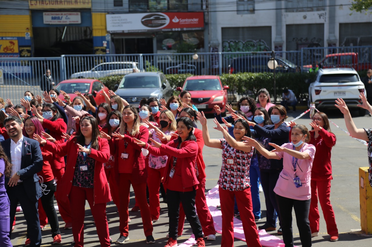 En el Hospital van Buren de Valparaíso hacen coreografía con llamado a hacerse autoexamen de mama