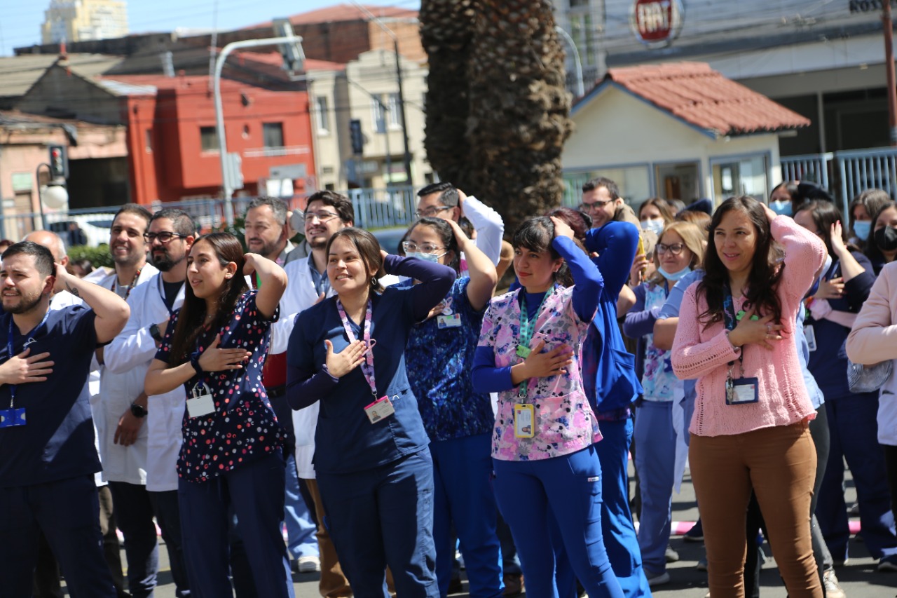 En el Hospital van Buren de Valparaíso hacen coreografía con llamado a hacerse autoexamen de mama