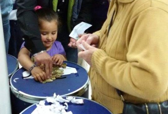 teletón La calera niña depositando