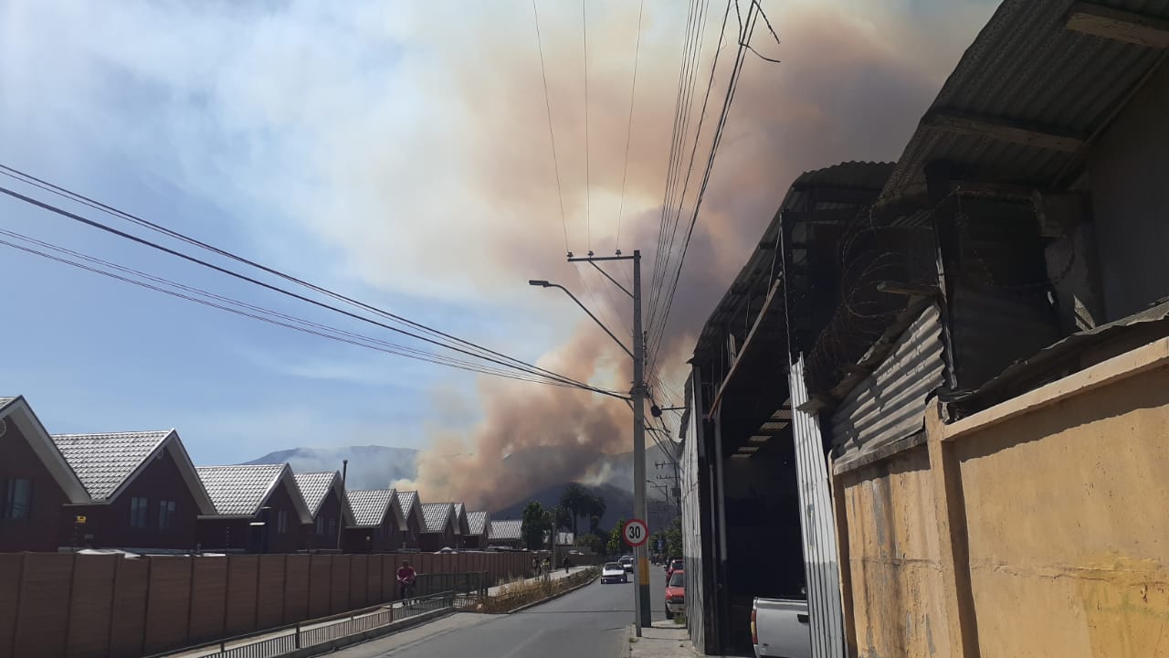 Columna de humo provocada por incendio en Lo Rojas en La Cruz