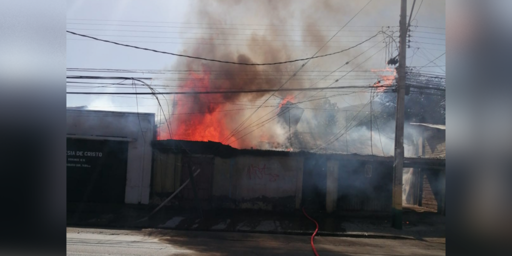 Incendio consumió por completo una vivienda en La Cruz