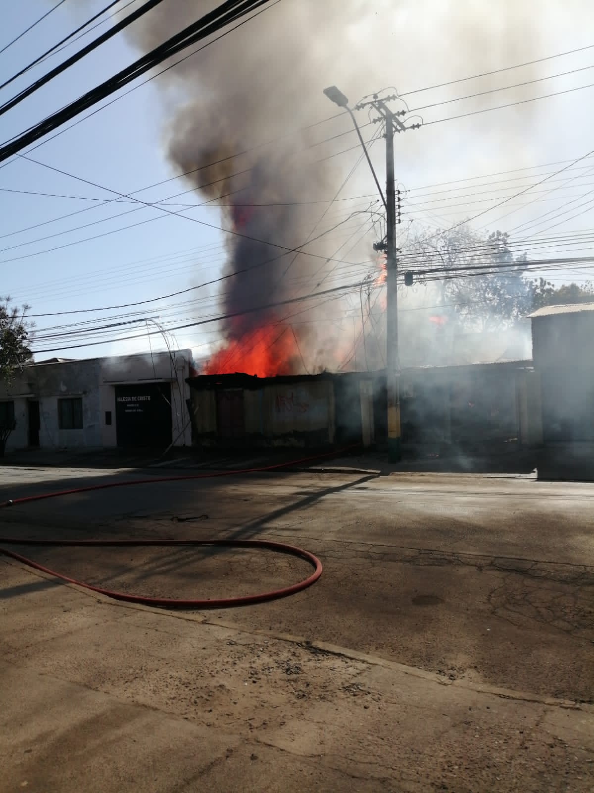 Incendio destruyó por completo una vivienda en La Cruz