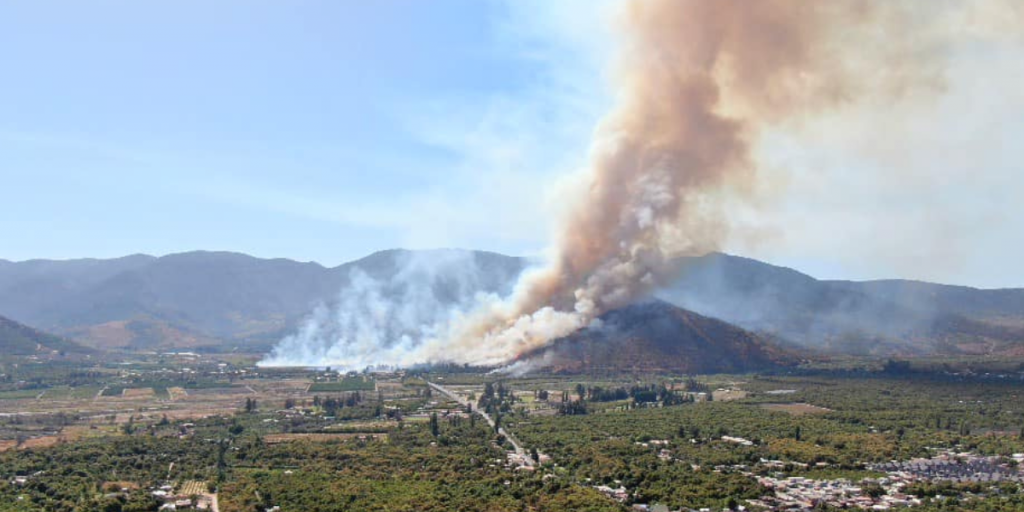 Incendio forestal en Lo Rojas en La Cruz. Emiten alerta roja