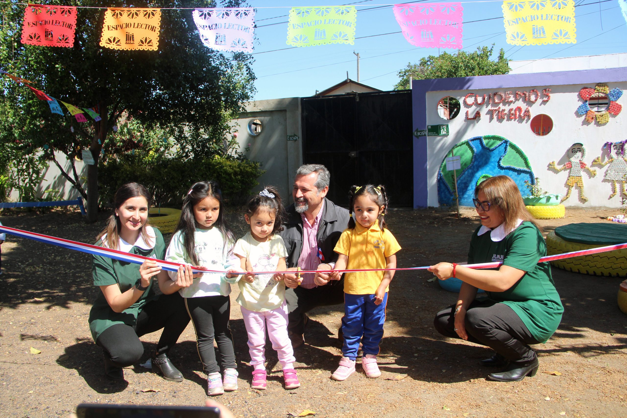 Quillota Jardín infantil estrenó espacio lector y códigos QR para identificar árboles