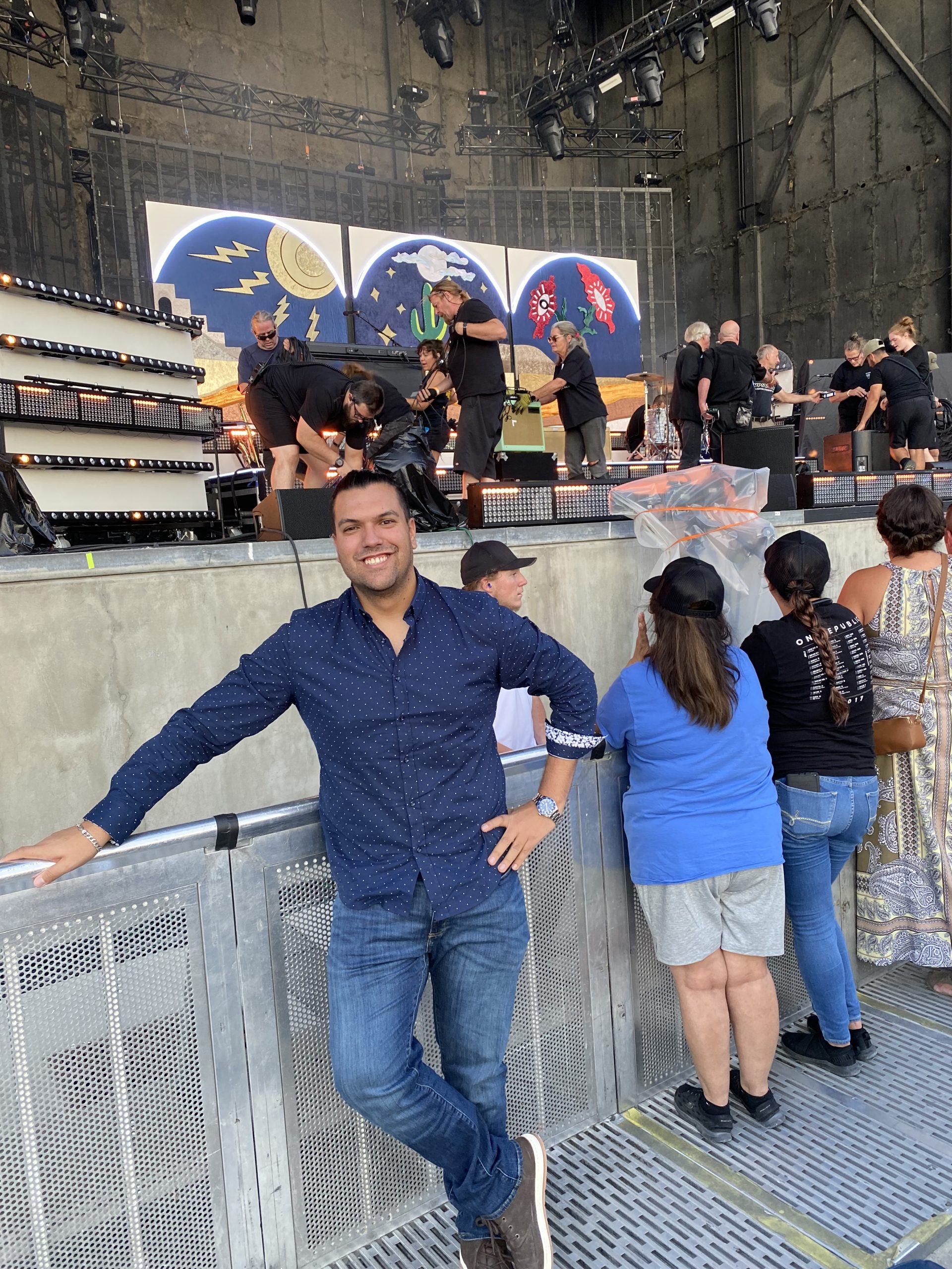 Actor de San Felipe triunfa en lanzamiento de su libro de romance en Estados Unidos