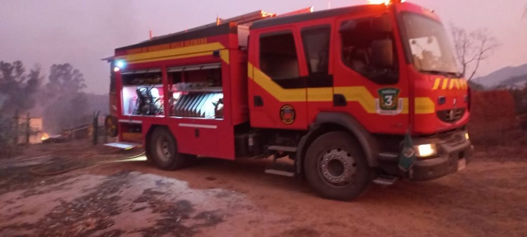 Bomberos en incendio forestal de Quebrada Escobares de Villa Alemana.