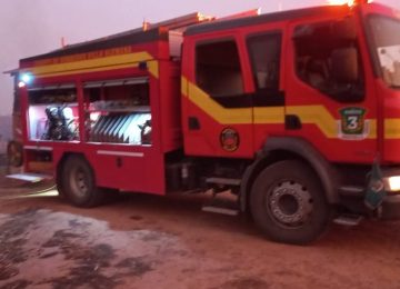 Bomberos en incendio forestal de Quebrada Escobares de Villa Alemana.