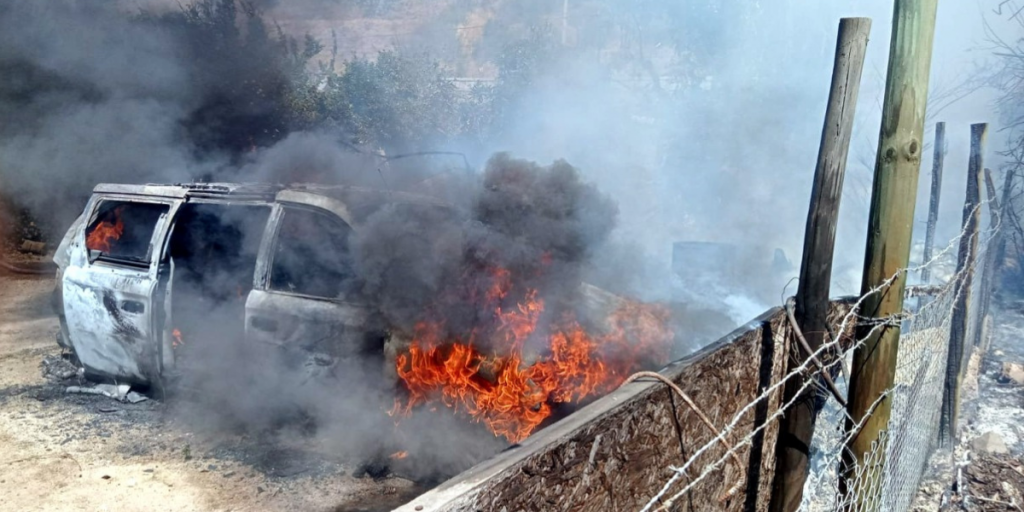 Controlan incendio forestal que avanzó y dañó una bodega y vehículo en La Cruz