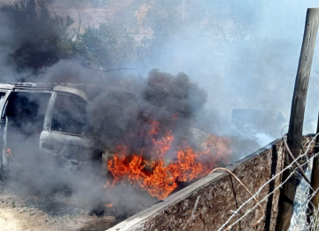 Controlan incendio forestal que avanzó y dañó una bodega y vehículo en La Cruz